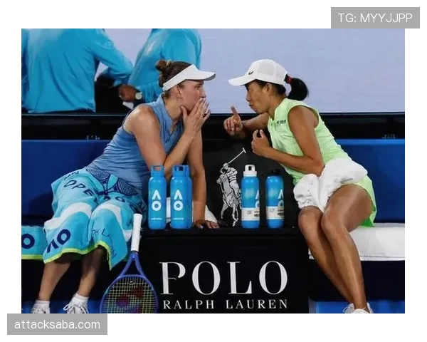 张帅训练完提着名牌包走出球场，路人表情比比赛还热闹